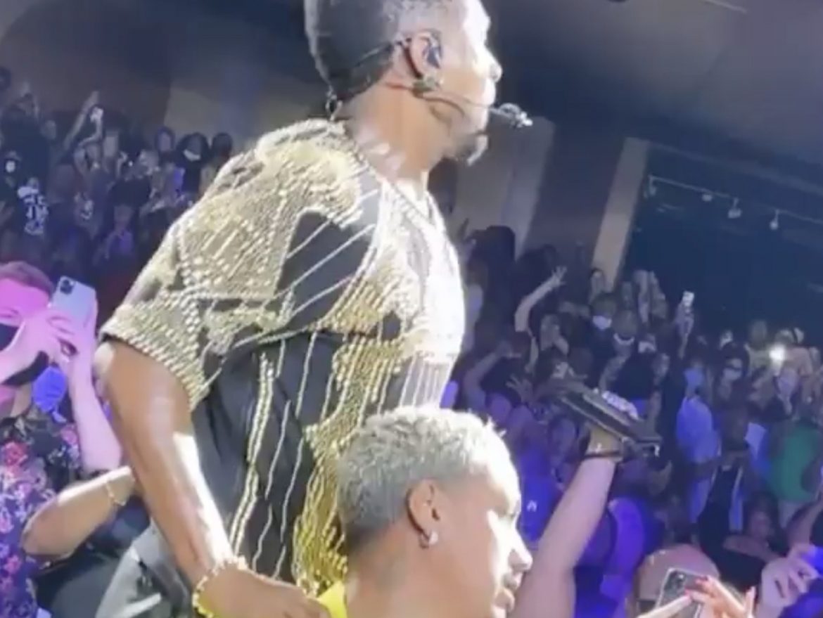 Amber Rose’s Bae AE Becomes Usher’s Perfect Concert Prop – SOHH.com Amber Rose’s Bae AE Becomes Usher’s Perfect Concert Prop – SOHH.com