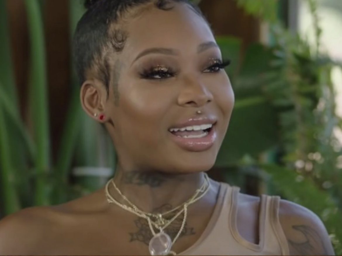 Summer Walker Holds Assault Rifle In New Thirst Trap Flex – SOHH.com Summer Walker Holds Assault Rifle In New Thirst Trap Flex – SOHH.com