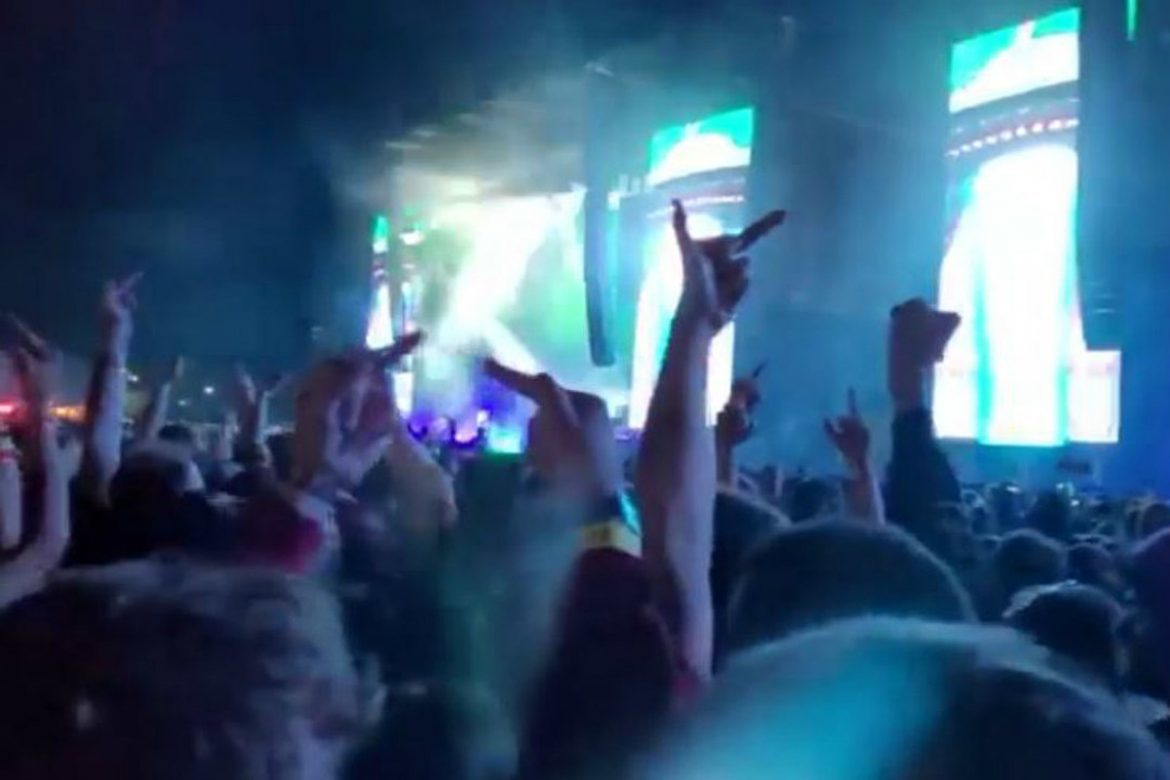 Machine Gun Kelly Gets Booed, Flipped Off During Concert – Watch