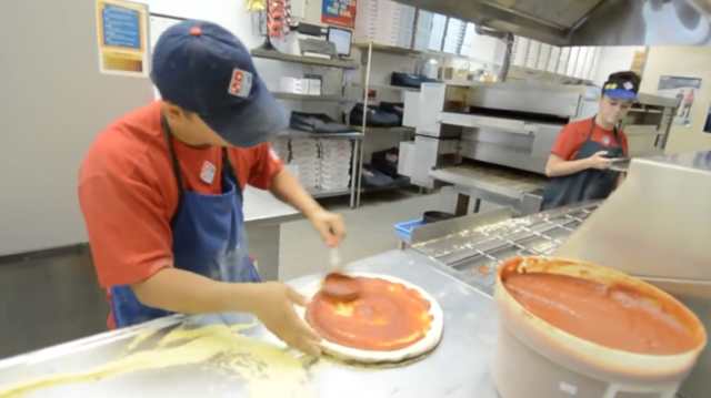 Domino&rsquo;s Guy Makes 3 Pizzas In 39 Seconds!