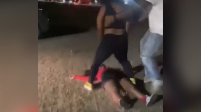 Chick Knocks Out A Random Girl In A Fight That Had Nothing To Do With Her!