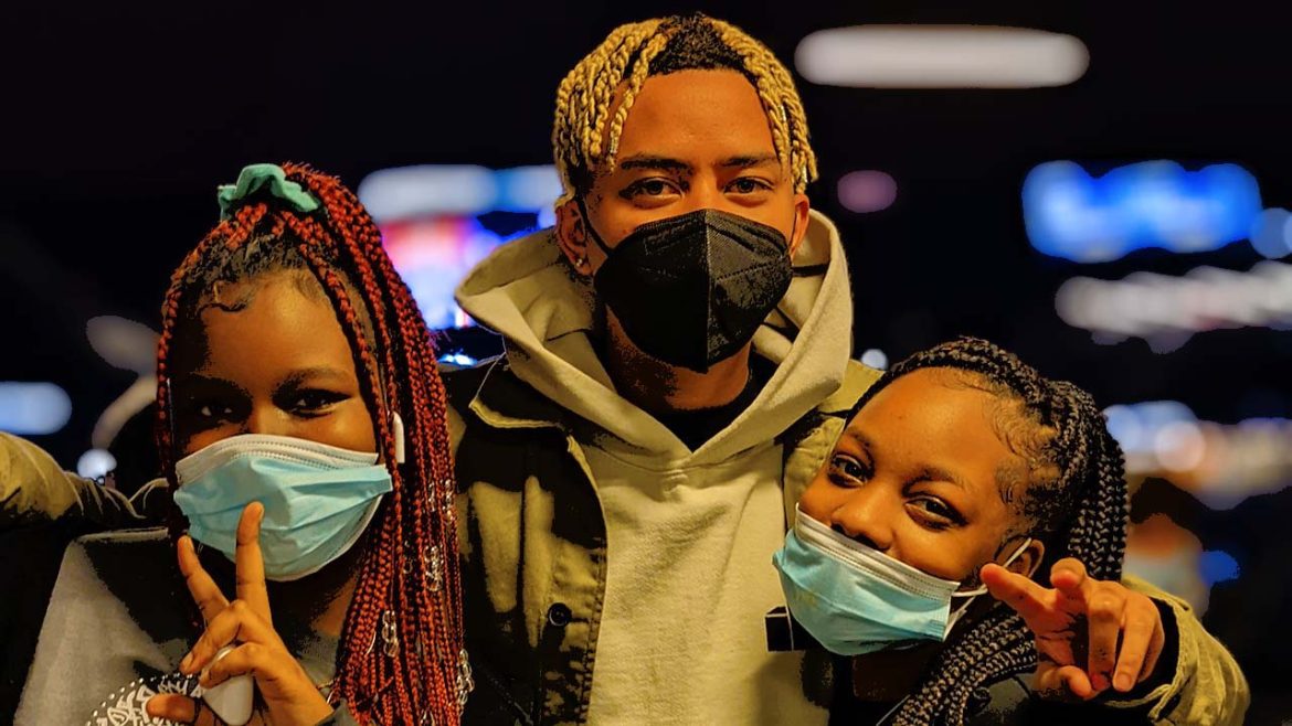 Meek Mill and Cordae Spread Holiday Cheer To Some Special NY Kids – SOHH.com Meek Mill and Cordae Spread Holiday Cheer To Some Special NY Kids – SOHH.com