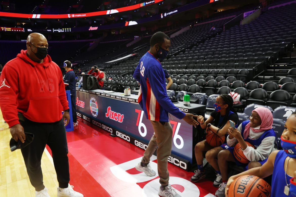 Meek Mill Shows Love To 26 Kids Who Will Miss Their Parents This Christmas – SOHH.com