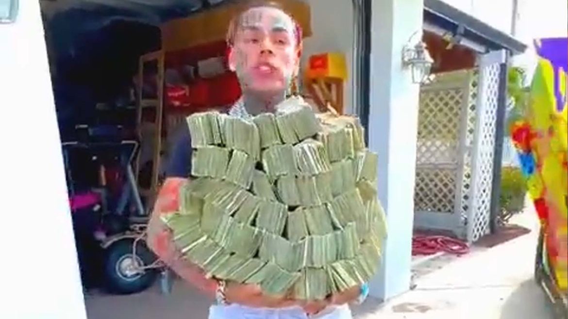 Tekashi69 Shows Off .5 Million In Cash But Told Judge He’s Broke! – SOHH.com Tekashi69 Shows Off .5 Million In Cash But Told Judge He’s Broke! – SOHH.com