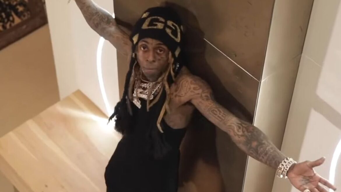 Lil Wayne’s Ex-Assistant Alleges Rapper Punched Him In The Jaw During Private Flight In Lawsuit Lil Wayne’s Ex-Assistant Alleges Rapper Punched Him In The Jaw During Private Flight In Lawsuit