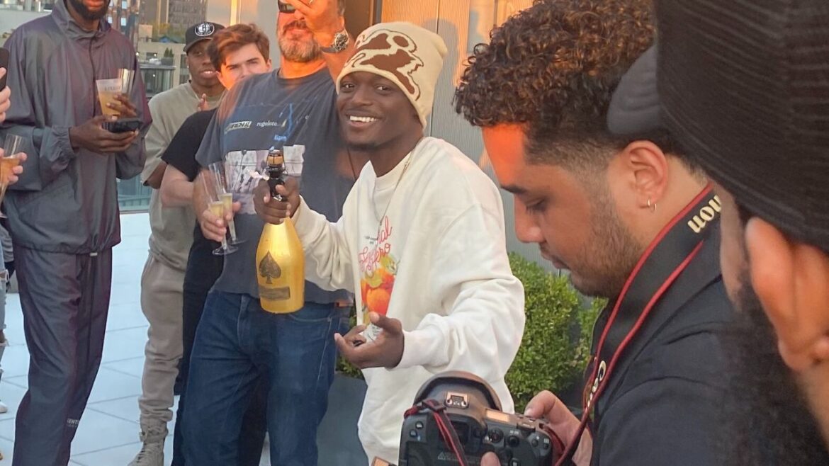 Roc Nation Signs New York Rapper HDBeenDope With Celebratory Toast Roc Nation Signs New York Rapper HDBeenDope With Celebratory Toast