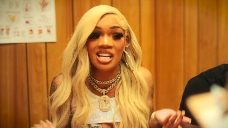 GloRilla Tells Fans Men They Meet At Clubs “Lookin’ For Hoes!”