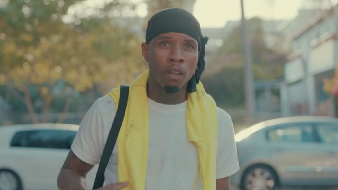 Tory Lanez Spotted Wearing Ankle Bracelet