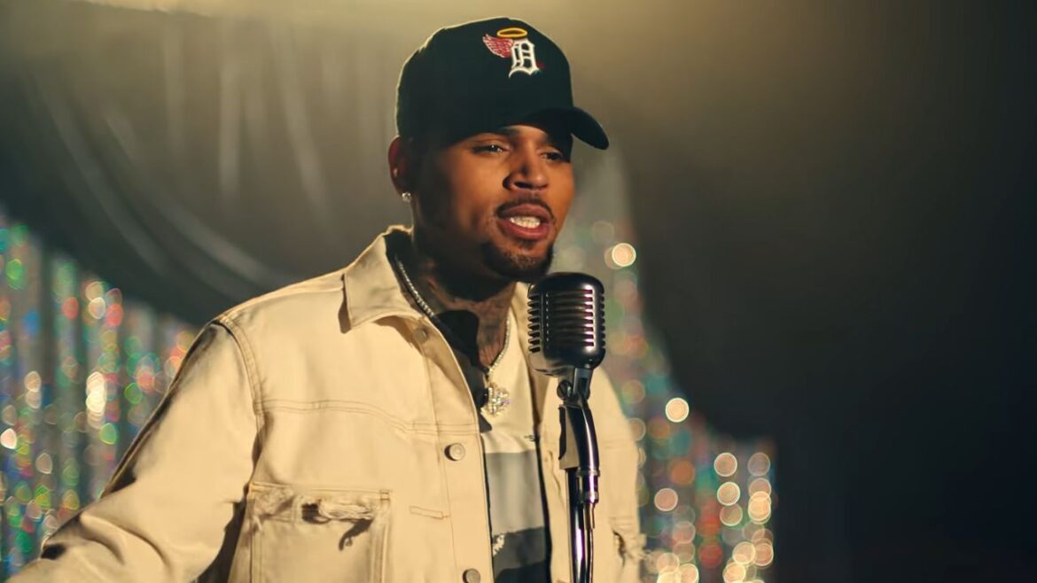 Kelly Rowland Checks Fans For Booing Chris Brown At AMAs