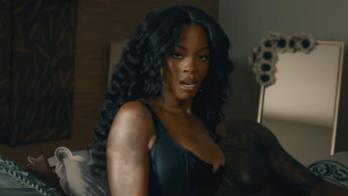 Ari Lennox Goes Off After Fan Throws Bottle At Her