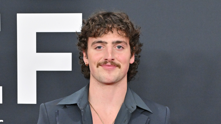 Benson Boone Surprised A Celebrity Tour Bus: Video