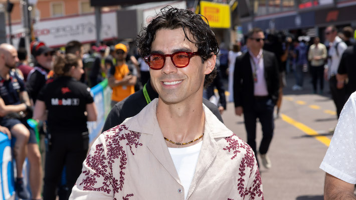 Joe Jonas Defuses A Married Couple’s Viral Online Argument