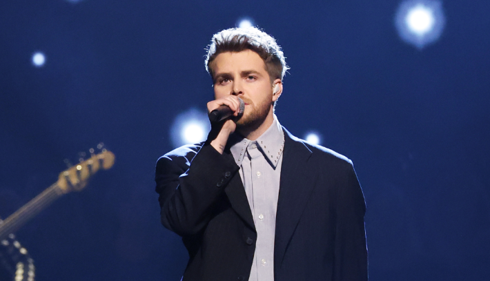 Alex Warren Performs ‘Ordinary’ At 2025 AMAs: Watch