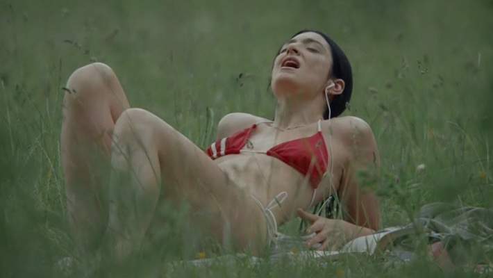 Lorde’s ‘Hammer’ Video Features A New Tattoo